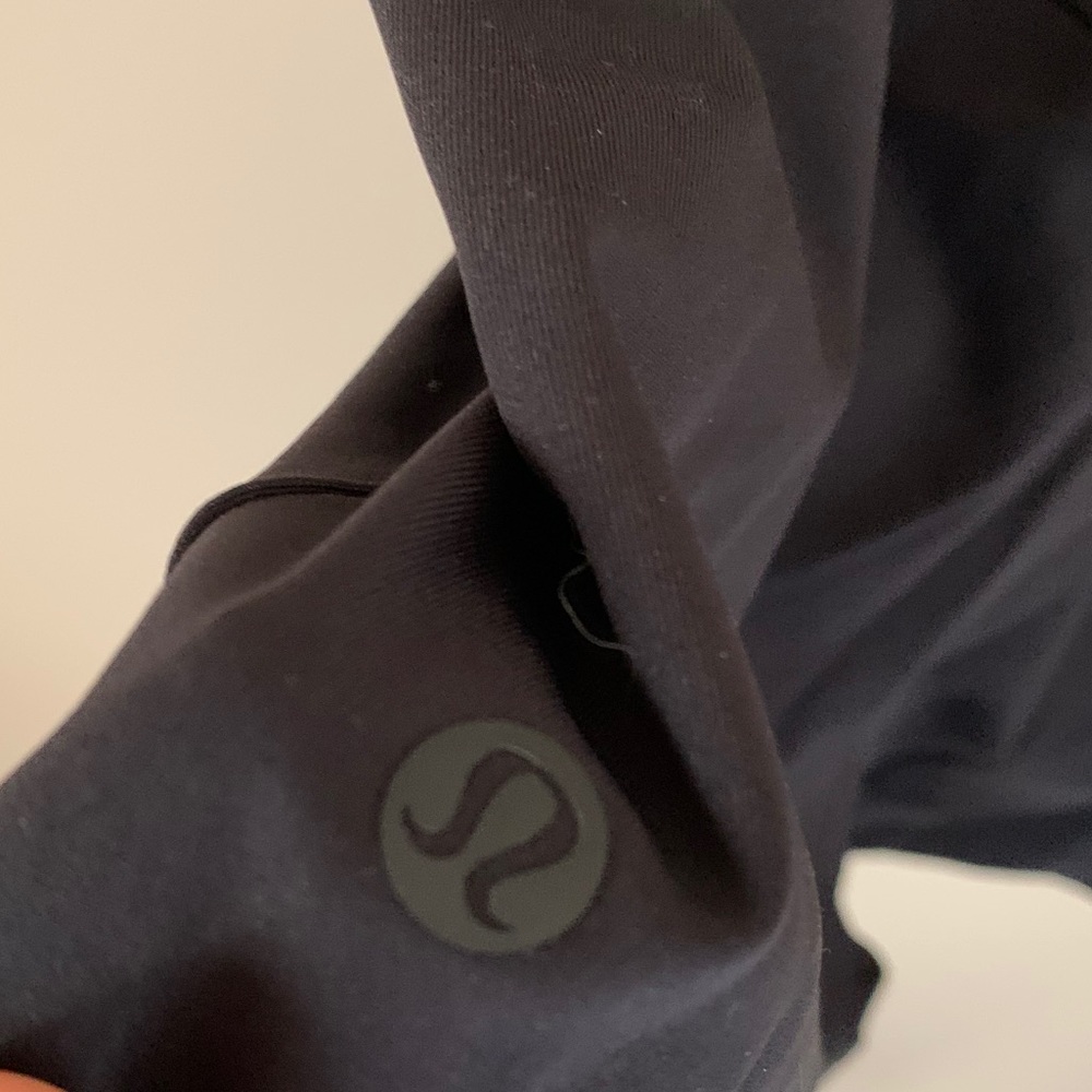 NWOT  lululemon On the Fly Shorts 2.5 - Picture 3 of 3